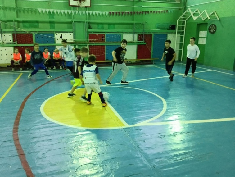 Соревнования по футболу среди 3-4 классов.