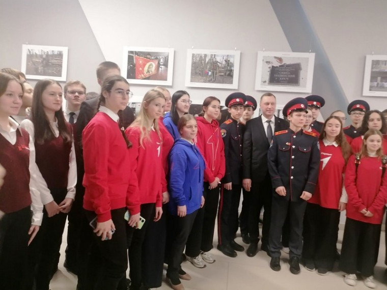 Открылась фотовыставка, посвященная героям Донбасса.